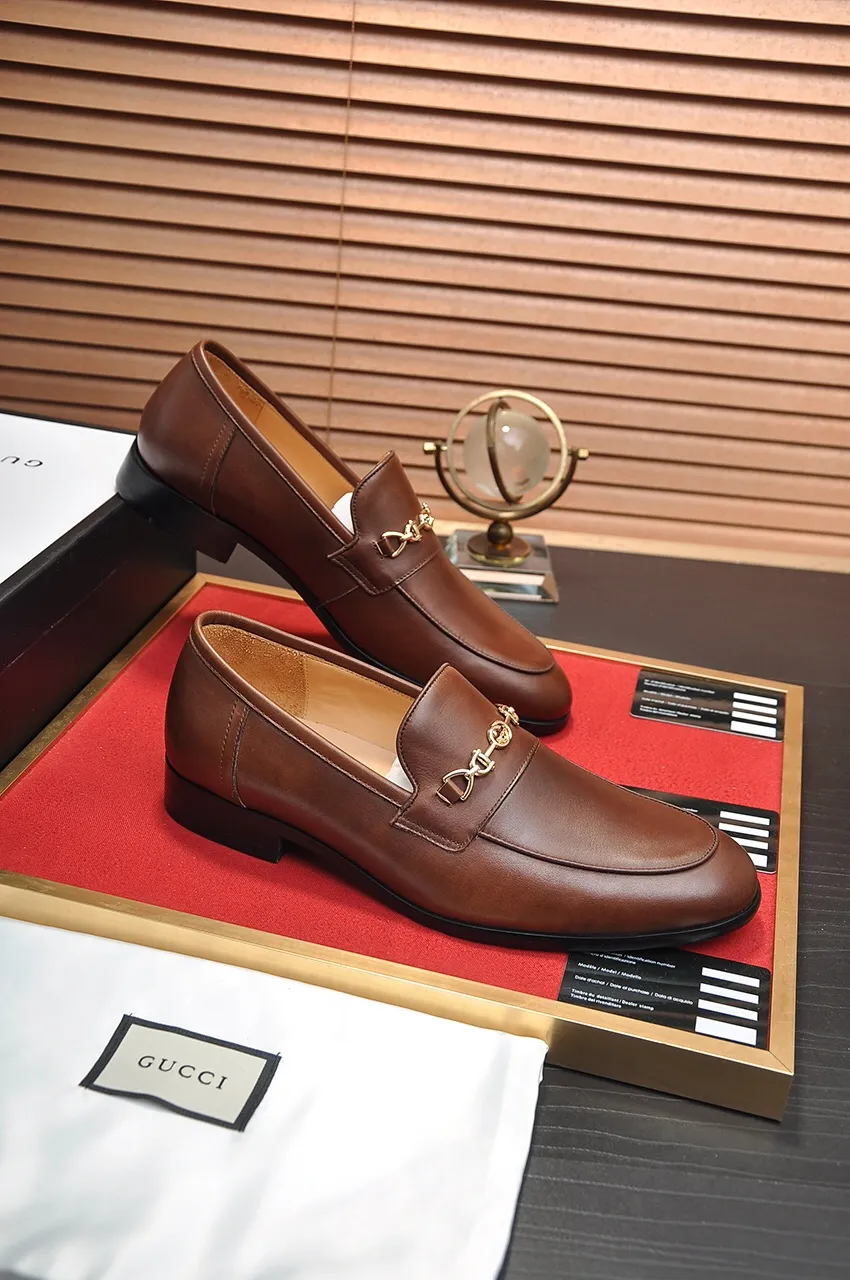 Men's shoes💰500💶Italy's top luxury men's shoe giant (GUCCI) (Gucci) (full cowhide lining) new arrival🍃Original European style🔰 Pleasant to the eye😍In order to make the shoes more durable and non-deformable🌀The production continues to follow traditional methods but there is still no lack of innovation💪Choose original sheepskin for the leather♻️ Smooth and natural And extra bright ⭐Made of imported cowhide, the first choice of rich people 38-45 (45 customized)